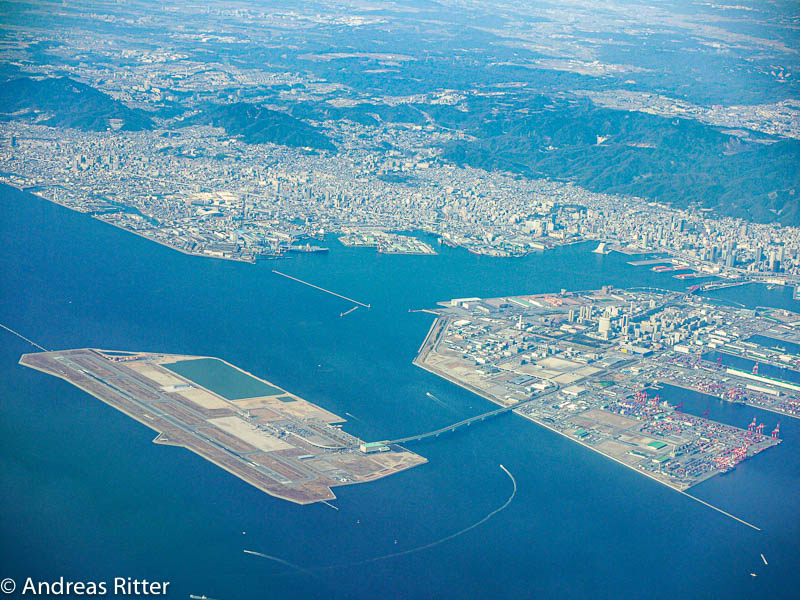 Luftbild des auf einer Insel gebauten Flughafens Kobe