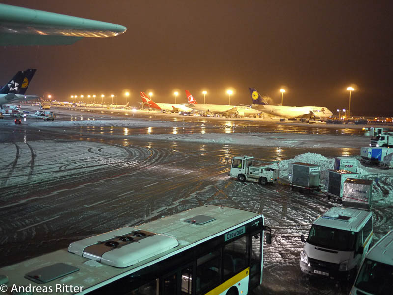 Schneebedeckter Flughafen Frankfurt