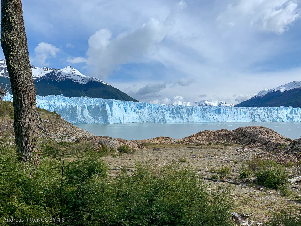 Glaciar and a lake